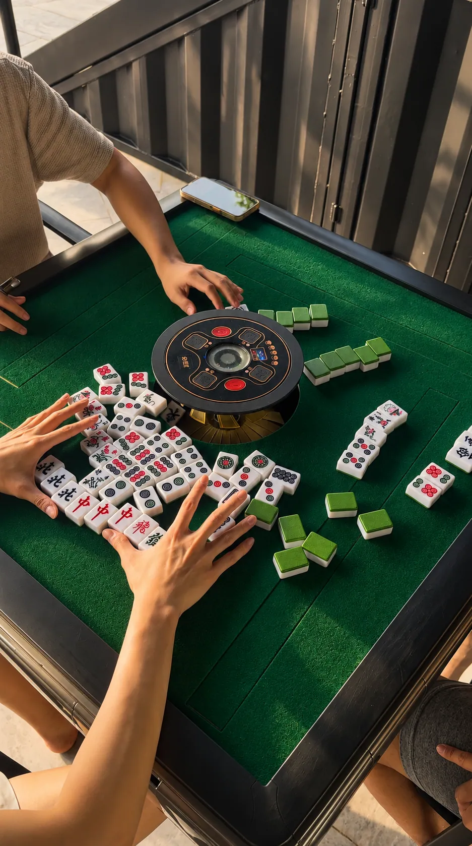A game in progress at the automatic mahjong table